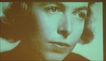 デザイン・ショップで上映していた映画から撮ったエディス・ファンズワースは美人だ！