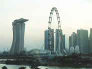 夕暮れの「マリーナ・ベイ・サンズ」（左）。中央が黒川紀章の「シンガポール・フライヤー」。